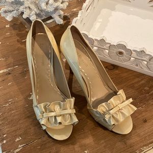 Enzo cream ruffle peep toe sz 9M